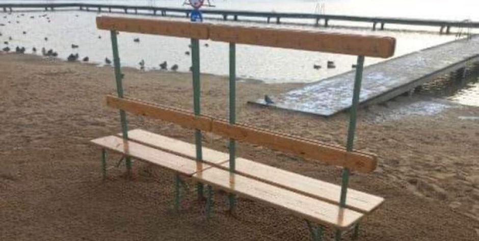 Ławeczka z wieszakami nad siedleckim Zalewem