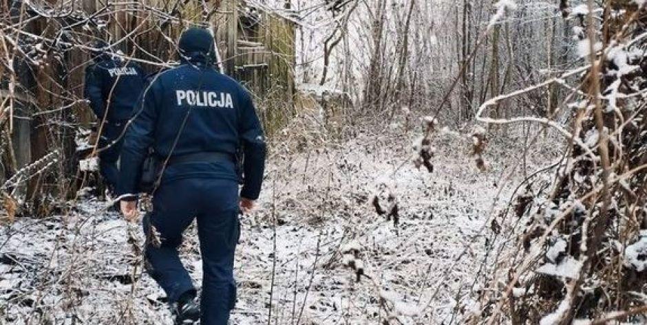 Była ubrana jedynie w piżamę i klapki. Szła ulicą
