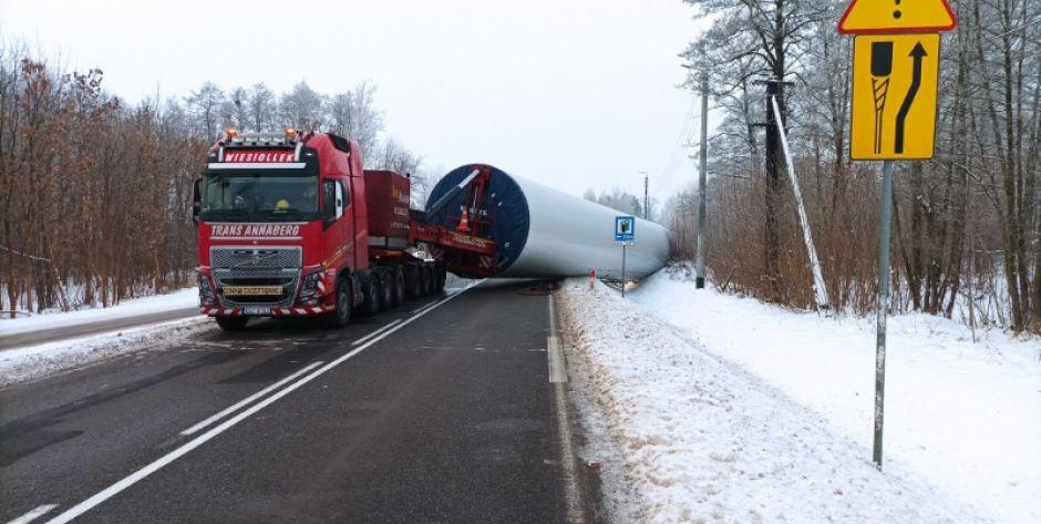Zablokowana DW 637 (trasa Dobre - Węgrów). Przewrócił się transport przewożący elementy do budowy farmy wiatrowej