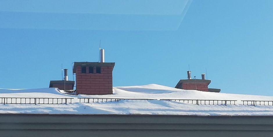 Pamiętajcie o odśnieżaniu dachów! 