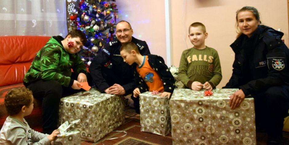 Policjanci z mińskiej komendy dzieciom