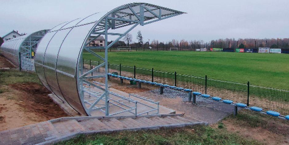 Trybuny na stadionie Jabłonnie Lackiej już z zadaszeniem. Czy wiosną odwróci się zła passa Jabłonianki?  