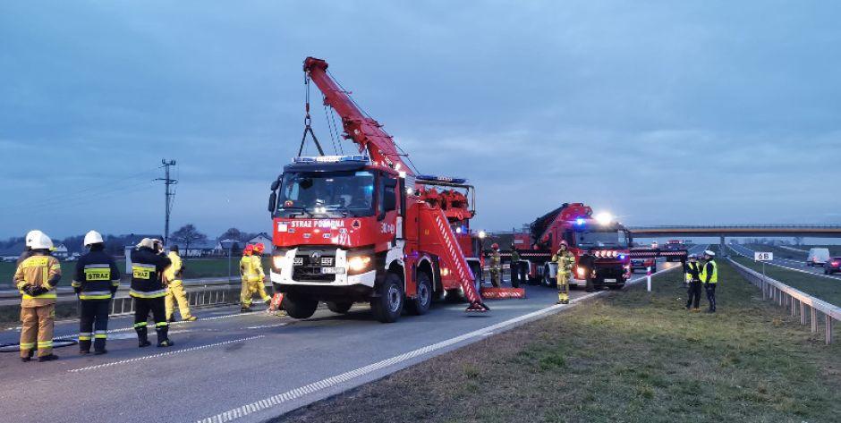 Utrudnienia na S17. Pożar naczepy