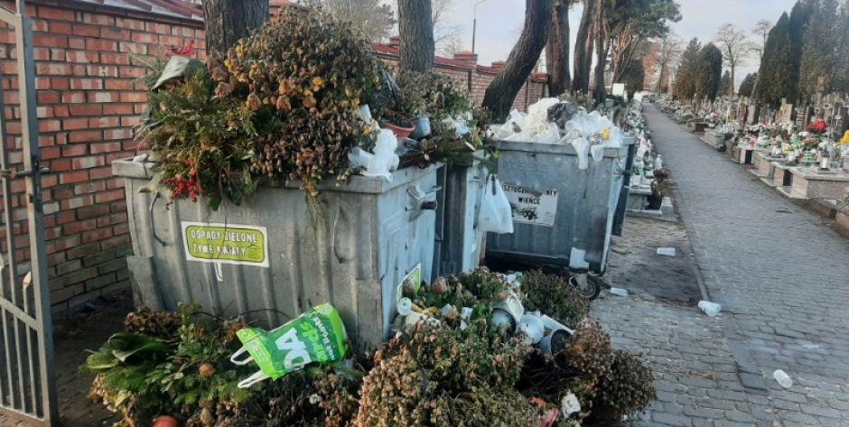 Siedlecki PUK właśnie zabiera śmieci z cmentarza przy ulicy Janowskiej w Siedlcach