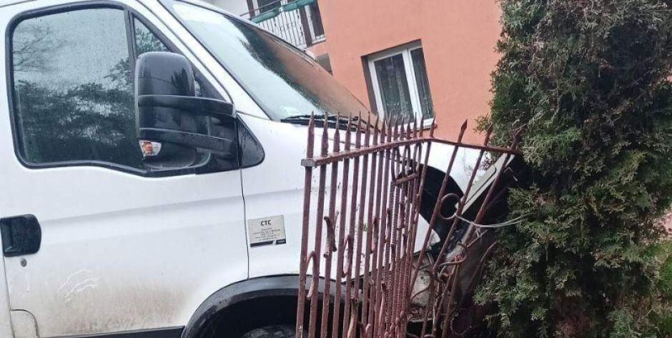 Kierowca zasłabł i uderzył w ogrodzenie. Jego życia nie udało się uratować 