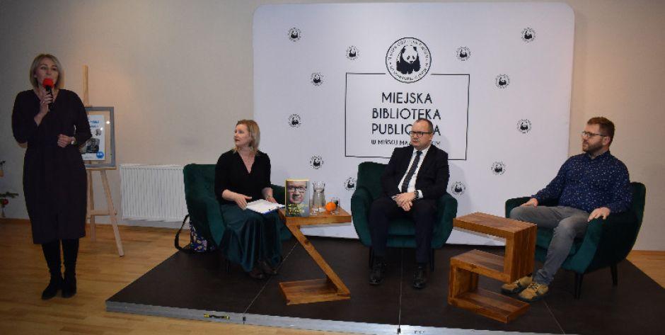 Spotkanie z Adamem Bodnarem i Bartoszem Bartosikiem w mińskiej bibliotece