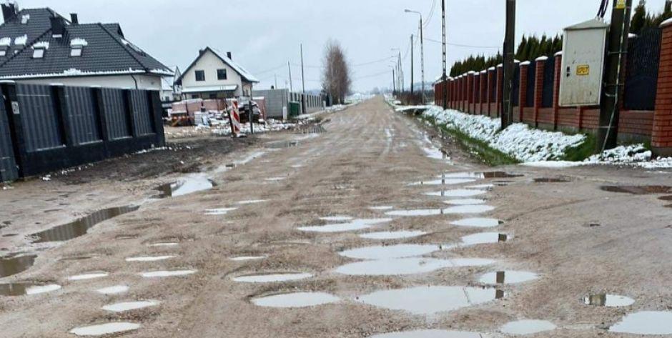 Ulica Orzeszkowej w Węgrowie... Dziura na dziurze