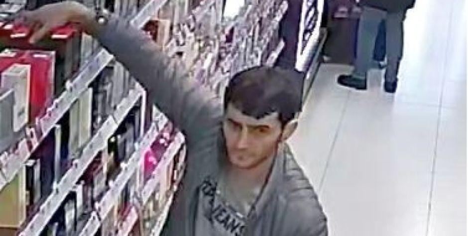 Kolejny z lepkimi rękami w Rossmannie... Pomożesz policji go rozpoznać?