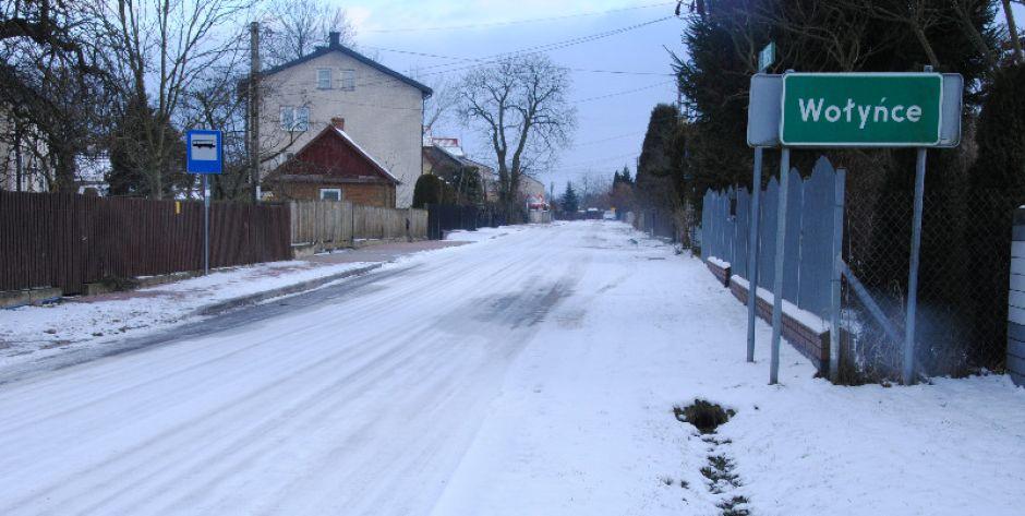 Łyżwy w gotowości na powiatowo-gminnej drodze w Wołyńcach 