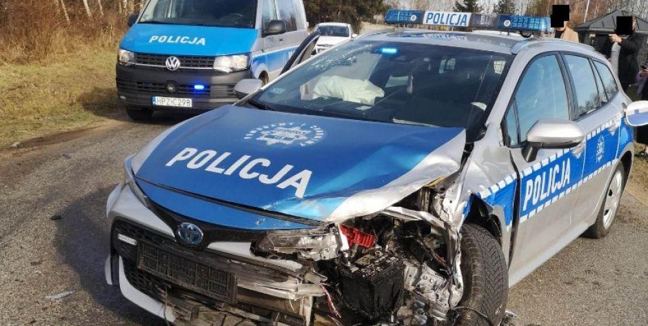 Podczas próby ucieczki staranował radiowóz. Dwóch policjantów w szpitalu (FILM)