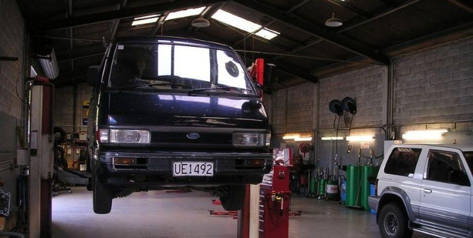 Narzędzia w warsztacie samochodowym, czyli co przyda się na początku przygody z mechaniką samochodową?