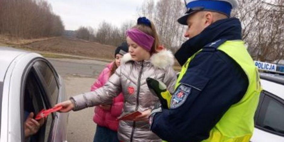 Serduszka zamiast mandatów - czerwone dla kierowców jeżdżących przepisowo i czarne, dla tych, którzy popełnili wykroczenie