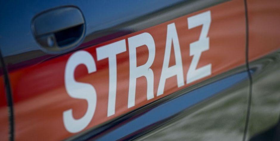 Uderzył w ogrodzenie i dachował