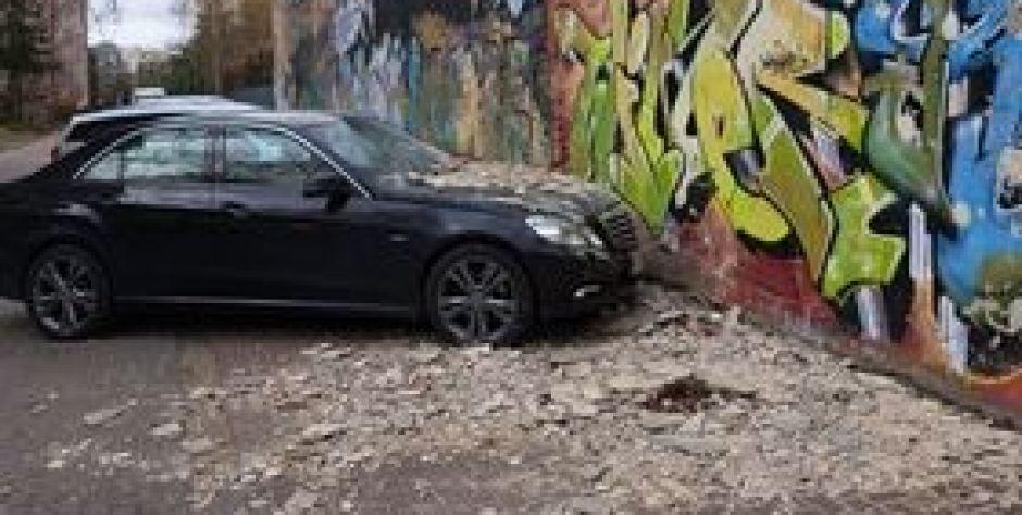 Spadający tynk na ul. Osiedlowej w Siedlcach 
