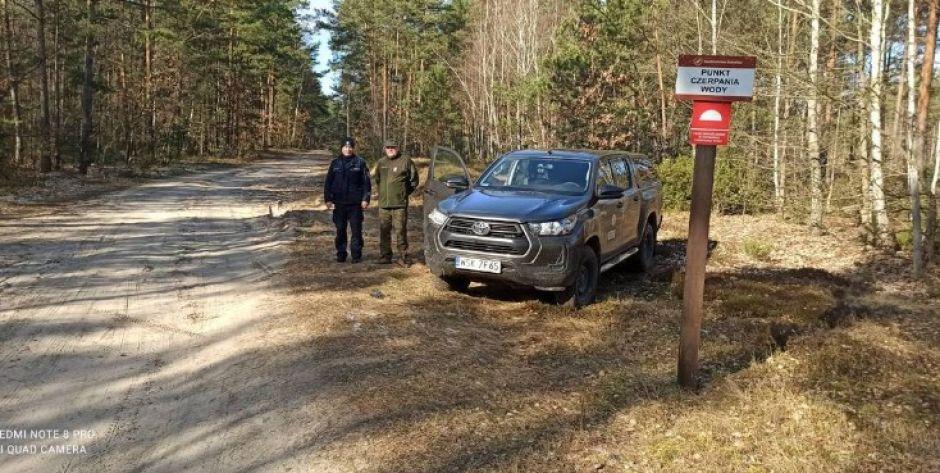 W powiecie sokołowskim wspólne patrole policjantów i leśników wymierzone w kłusowników i złodziei drzewa