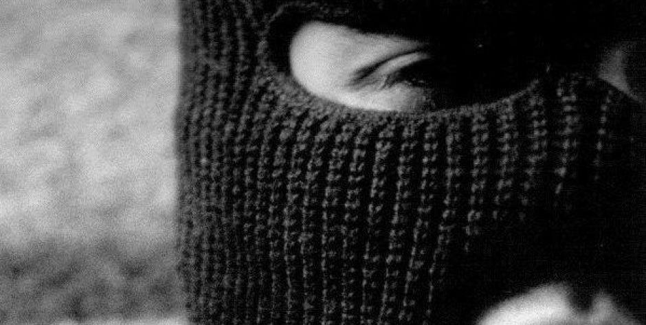 Wybił szybę i włamał się do mieszkania. Zaatakował domownika