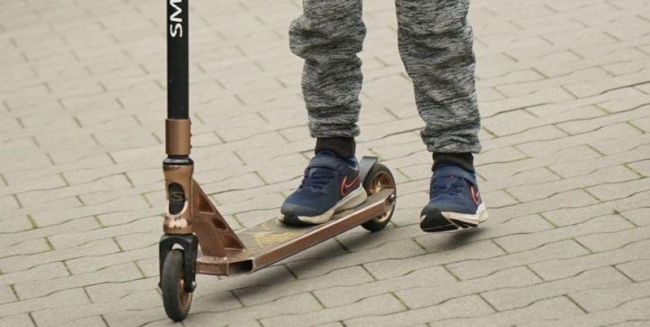 Skórzec: 12-latek przejeżdżał na elektrycznej hulajnodze przez przejście dla pieszych. Zderzył się z samochodem