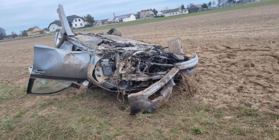 Zderzenie osobówki i busa. Oba pojazdy wylądowały w polu