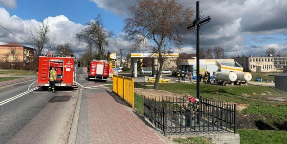 Sarnaki: Uszkodzona butla z gazem na stacji paliw. DK19 zablokowana