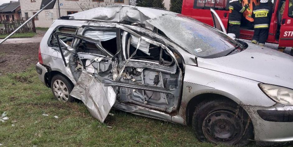 Wypadł z drogi, uderzył w słup i ściął znak drogowy. Był pijany i nie miał uprawnień