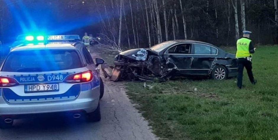 Miał prawie 3 promile i uderzył passatem w drzewo. Twierdził, że kierował kolega