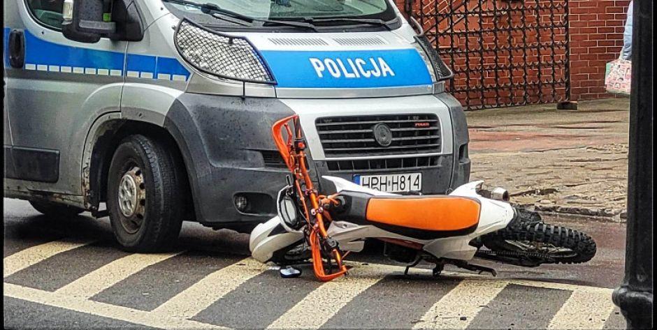 Motocyklista z promilami uderzył w radiowóz