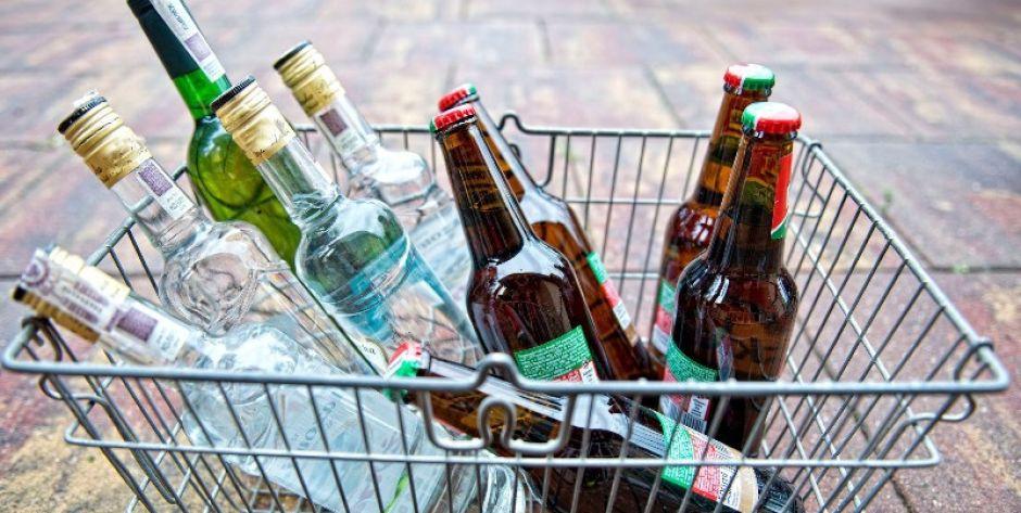 Leżał pijany na trawie. Zabrał go brat