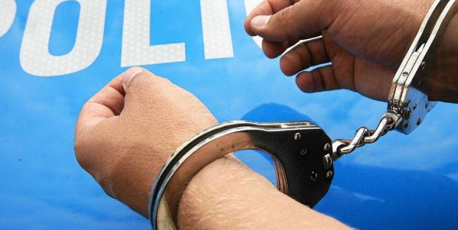 Poszukiwany mężczyzna schował się przed policją pod stertą ubrań 