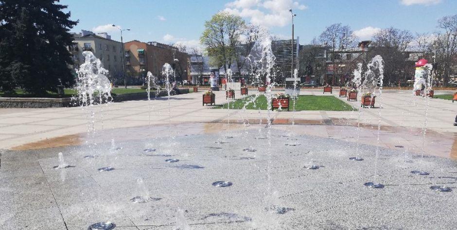 Kwietniki i fontanna czyli wiosna na Placu Sikorskiego 
