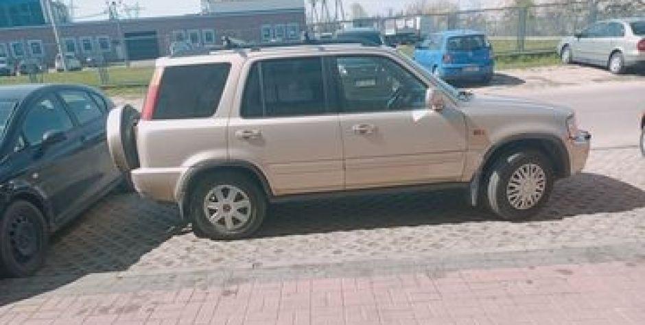 Kierowca traktuje parking publiczny jak prywatny 