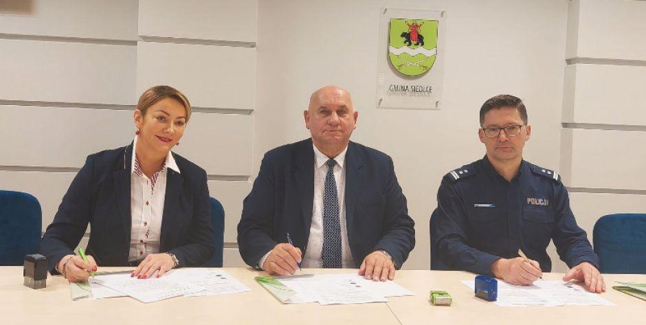 Gmina Siedlce zadba o młodzież - podpisano umowy