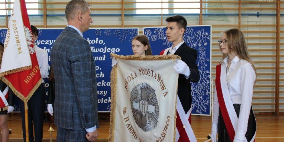 Nowy sztandar w szkole w Białkach