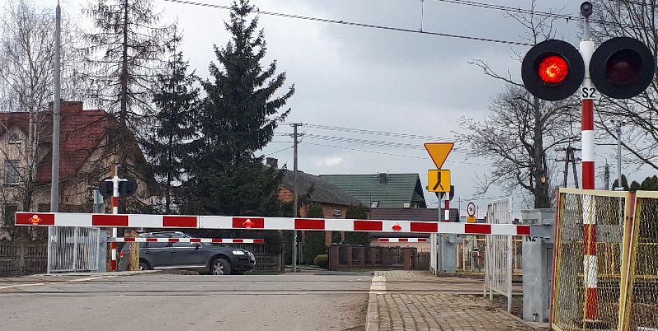 Wjechałą na przejazd kolejowy przy zamykajacych się rogatkach. Była nietrzeźwa