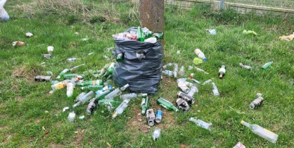 Teren w pobliżu pomnika Bitwy pod Iganiami regularnie zaśmiecany