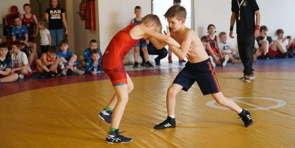 Dzieci sprawdzą się w zapasach