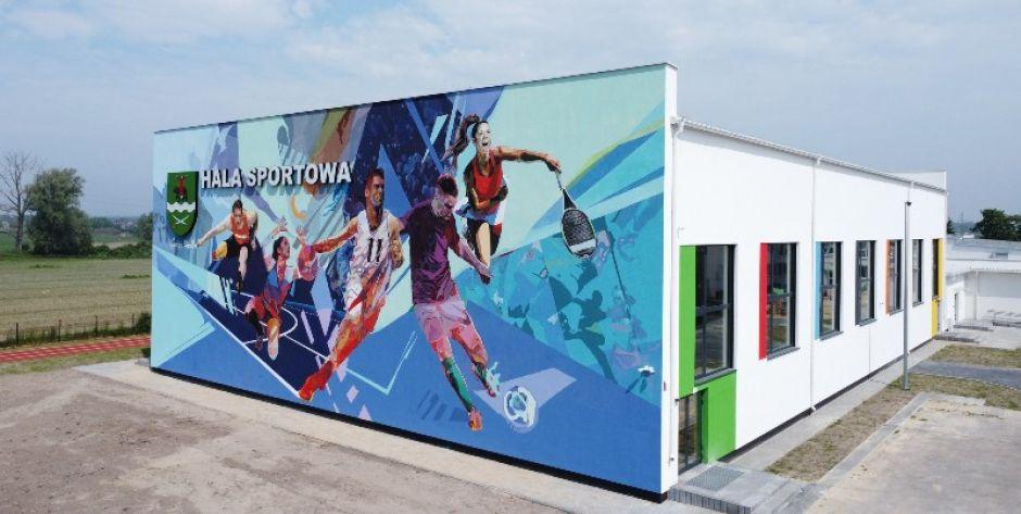 Piękny mural na hali sportowej w Strzale