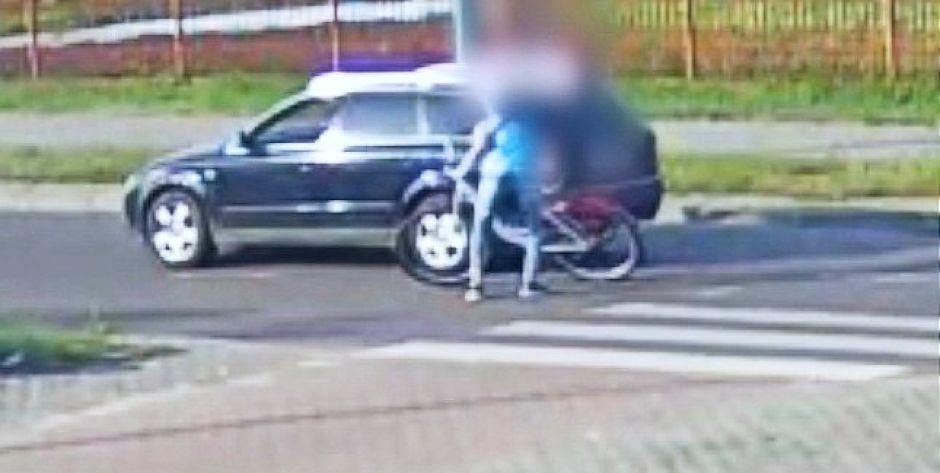 Łuków: Pijany rowerzysta jechał pod prąd na rondzie. Uderzył w osobówkę (FILM)