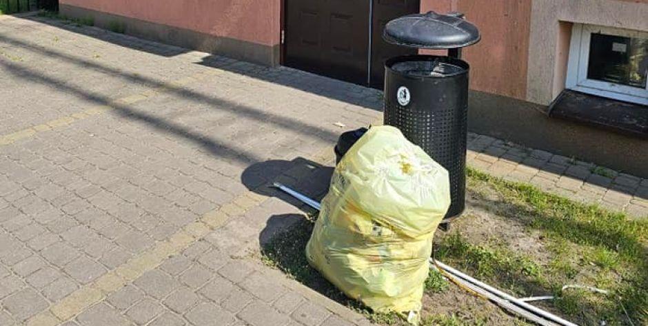 Sadowne: Ktoś podrzuca śmieci strażakom