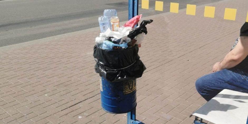 Kipiący śmietnik na przystanku MPK w Siedlcach. Urząd Miasta reaguje