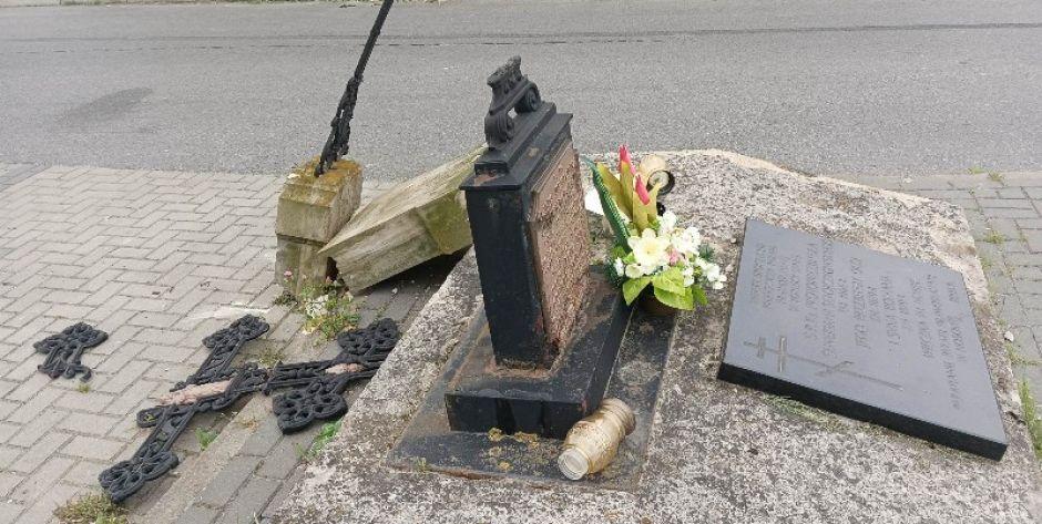 W Starej Kornicy wandale zniszczyli grobowiec kapłana