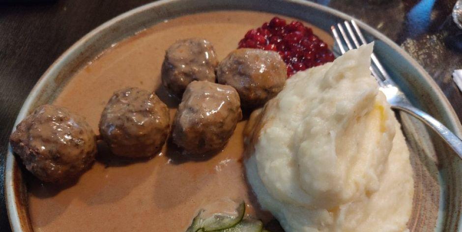 W najbliższy piątek katolicy będą mogli zjeść mięso - Jest dyspensa od biskupa Kazimierza Gurdy