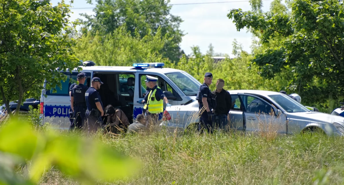 Policyjna kontrola w Białkach: zatrzymano Mercedesa z sześcioma cudzoziemcami. To mogą być nielegalni imigranci (zdjęcia)