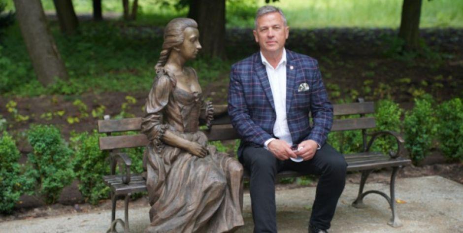 Ławeczka Księżnej Aleksandry Ogińskiej w siedleckim parku
