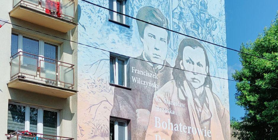Mural ks. Brzóski i Wilczyńskiego oficjalnie odsłonięty. Powstał wspólnymi siłami  