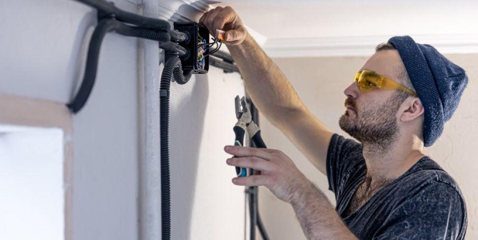 Dlaczego powinno się zostawić prace elektryczne specjaliście