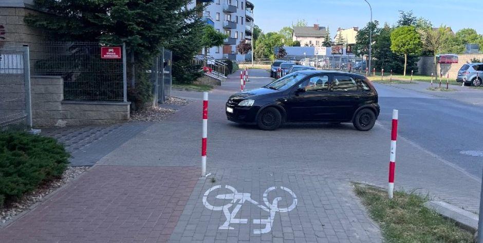 Ul. Nowy Świat: Parkowanie na ścieżce rowerowej to standard