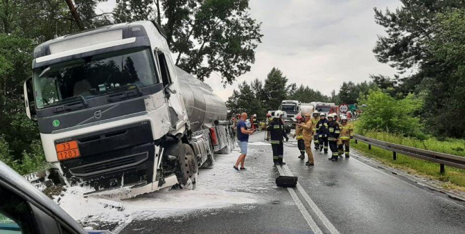 Zderzenie dwóch ciężarówek na DK-19 w Kózkach. Droga jest nieprzejezdna!