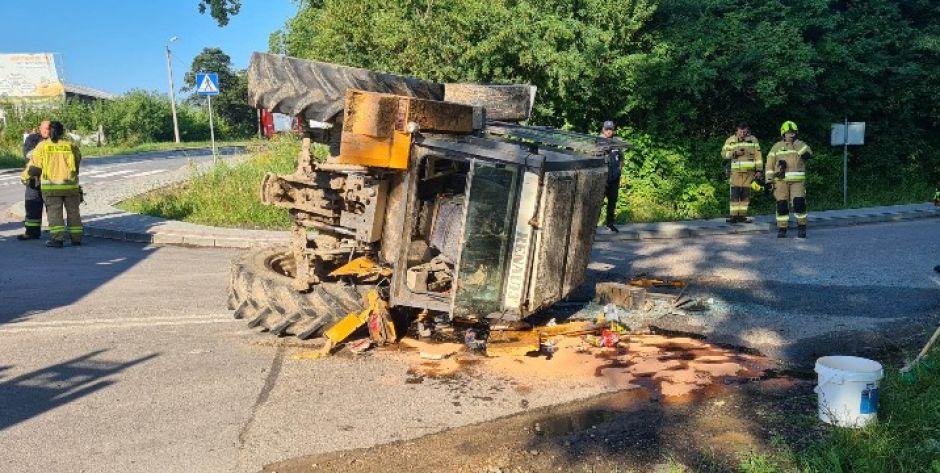 W Nowym Bartkowie przewrócił się traktor