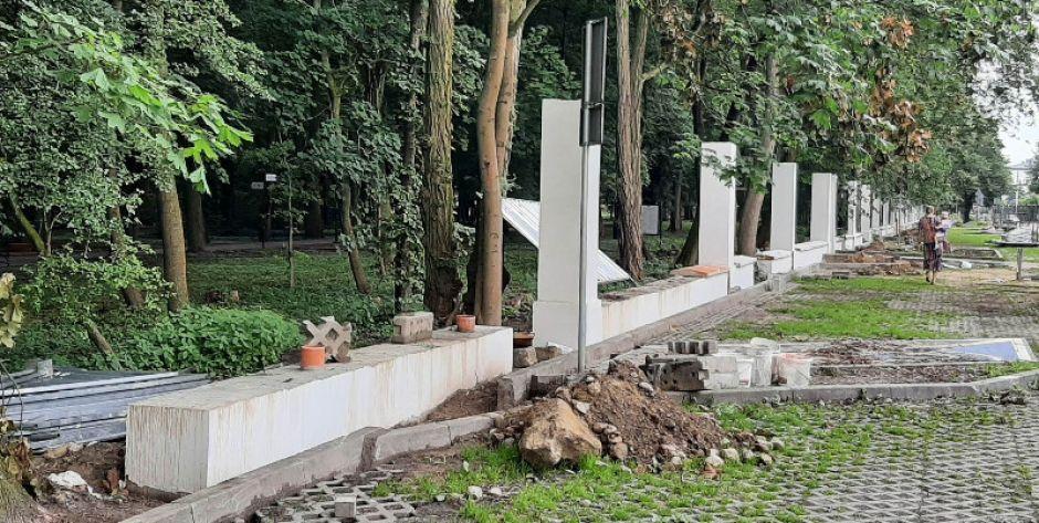 Budowa ogrodzenia parku ciągle trwa 