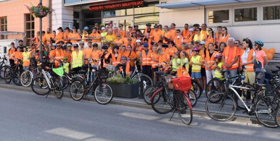 Pomarańczowy peleton odjazdowych bibliotekarzy